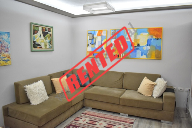 Apartament 2+1 me qira ne rrugen Drago Saliqi prane Ambasades Amerikane&nbsp;ne Tirane.
Ndodhet ne 